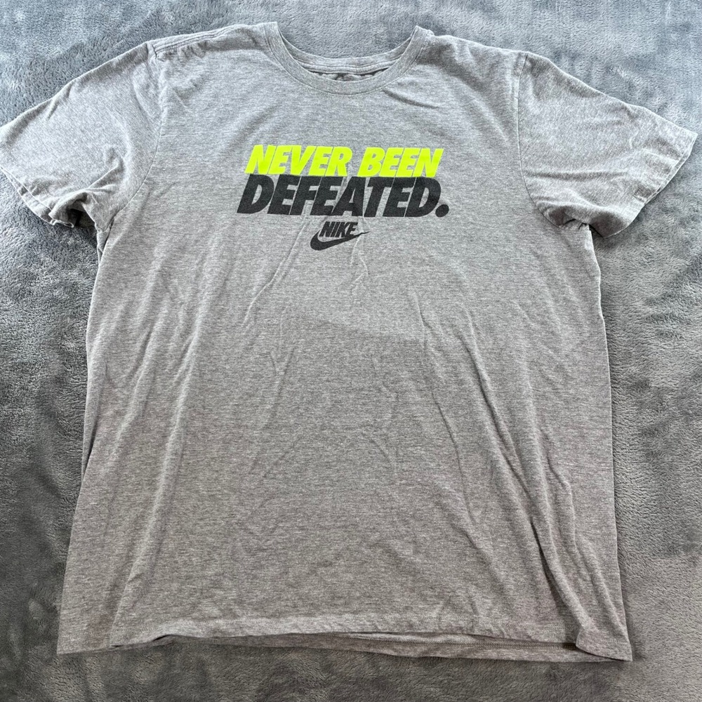 Nike Mens Never Been Defeated Graphic T-Shirt Grey Neon Yellow XL 581410-06Gβ